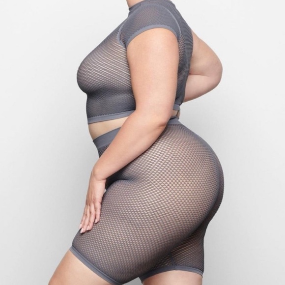 SKIMS perforated gray seamless shorts NWT size 4X - Picture 5 of 7